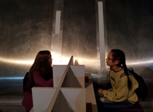 Dziewczęta-omawiają-w-jaki-sposób-ułozyć-skomplikowaną-układankę.