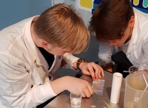 Jaki-odczyn-ma-ta-susbtancja..-Chłopcy-dokonują-analizy-jakościowej-wody