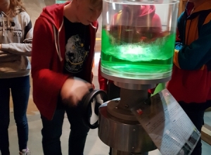 Obserwujemy-działanie-siły-odśrodkowej...