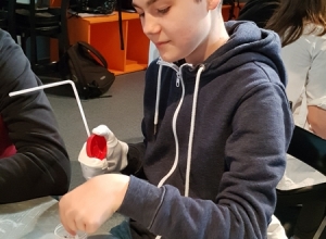 Sporządzam-mieszaninę-z-której-wytworzę-bańki