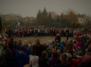 Śpiewanie hymnu z okazji 100-lecia Odzyskania przez Polskę Niepodległości