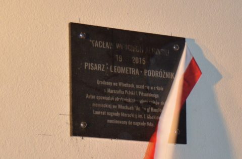 TABLICA UPAMIĘTNIAJĄCA PISARZA WOJCIECHA ALBIŃSKIEGO
