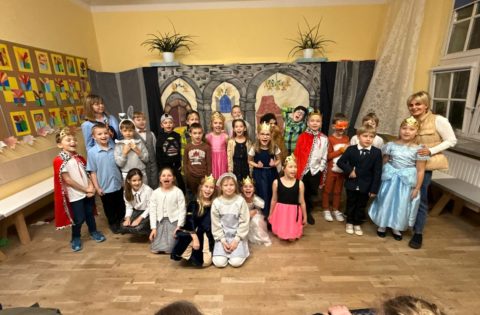 Przedstawienie teatralne kl. 2b „O królewnach grymaśnicach”