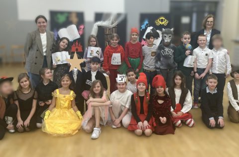 Przedstawienie pt. „W świecie bajek i książek” w wykonaniu klasy 2c